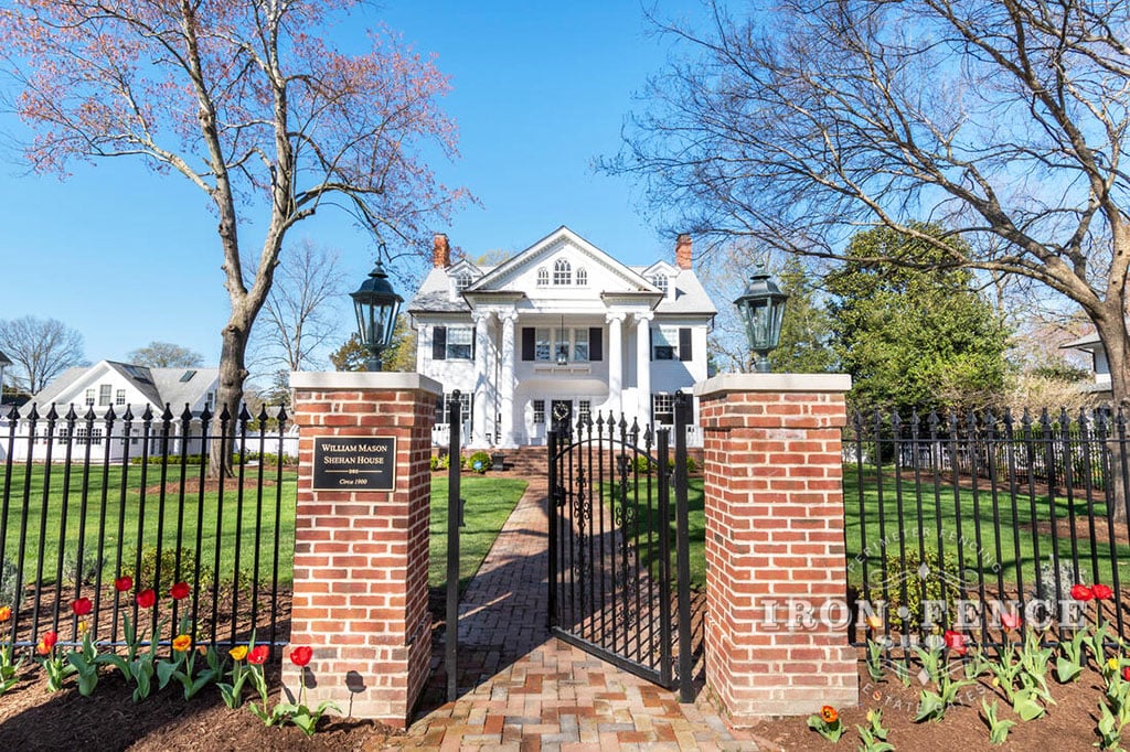 Classic Style Stronghold Iron Arched Gate with Decorations Between Columns