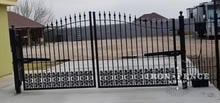 Classic Style Iron Driveway Gate Using Oak Decorations as Puppy Pickets